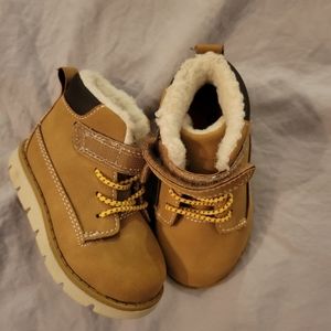 EUC Oshkosh Size 4 Baby Boy Winter Boots